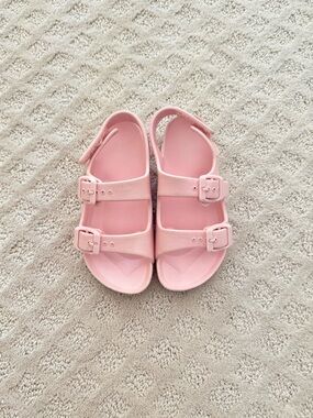 Harper Canyon Light Pink Kids Sandals. Size 9.